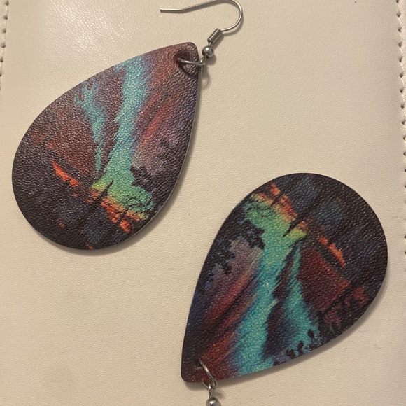 🌈 Gorgeous & Fragile Aurora Earrings 🌌 - Picture 3 of 3